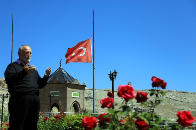 Milli yas nedeniyle bayraklar yarıya indi